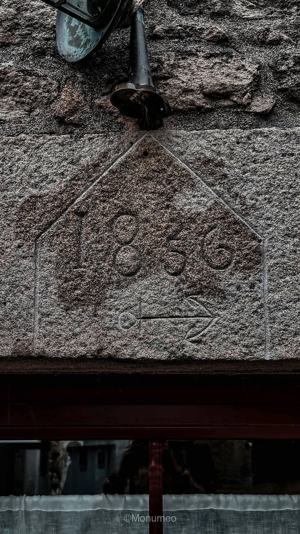 Date de 1856 regravée sur un linteau en granit