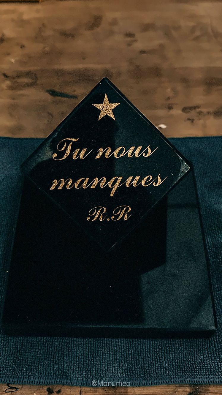 Plaque en granit noir gravée « Tu nous manques », lettres à la feuille d’or